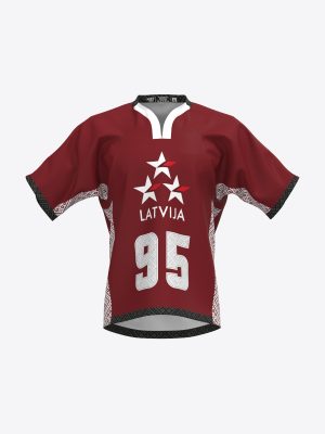 Tumši sarkans lakrosa spēļu krekls ar baltu V-veida kakla izgriezumu, trim zvaigznēm, uzrakstu LATVIJA, numuru 95 un tradicionāliem latvju rakstiem