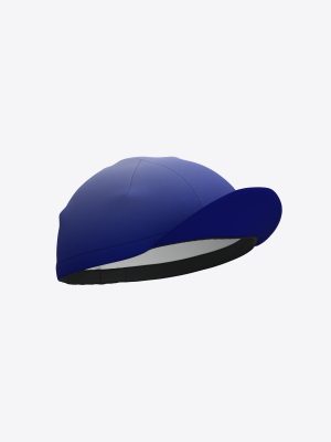 Zila riteņbraukšanas cepure ar nagu uz balta fona. Personalizēta sublimācijas druka.