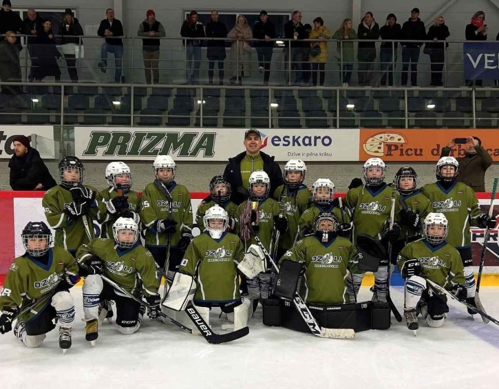 Hockey kids team together in custom hockey teamwear in green 