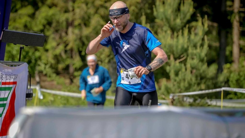 Close-up of an athlete in a custom o-mesh orienteering shirt by the Ozons team.